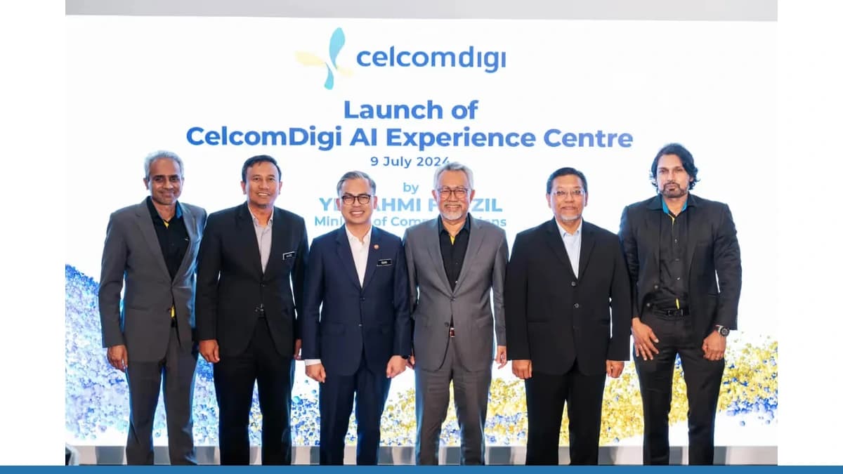 CelcomDigi leaders and Communications Minister Fahmi Fadzil at the AI Experience Centre launch
