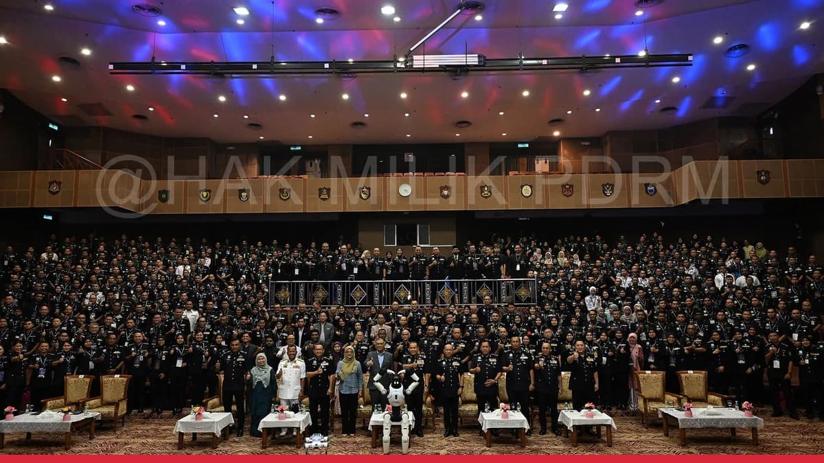 PDRM seminar participants with a robot dog and humanoid robot at the front of the hall