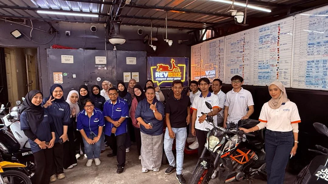 RevBike staff close group photo