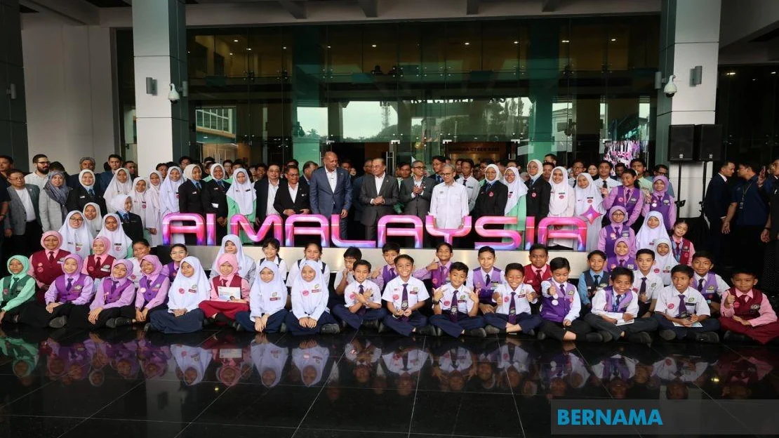 Prime Minister Anwar Ibrahim, ministers and schoolchildren gather at the AI Malaysia launch