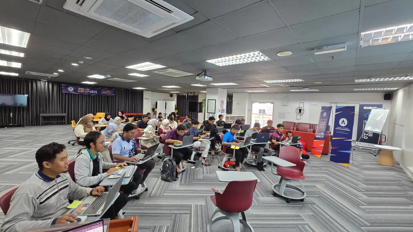 UPM students work on laptops during a learning session connected to NotebookLM