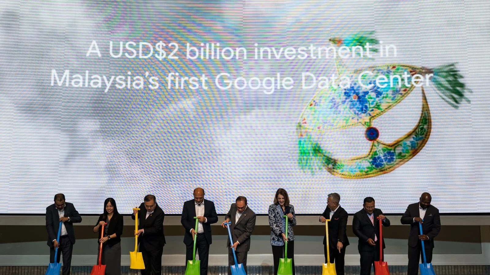 Malaysian and Google leaders mark the groundbreaking of Google's first Malaysia data centre