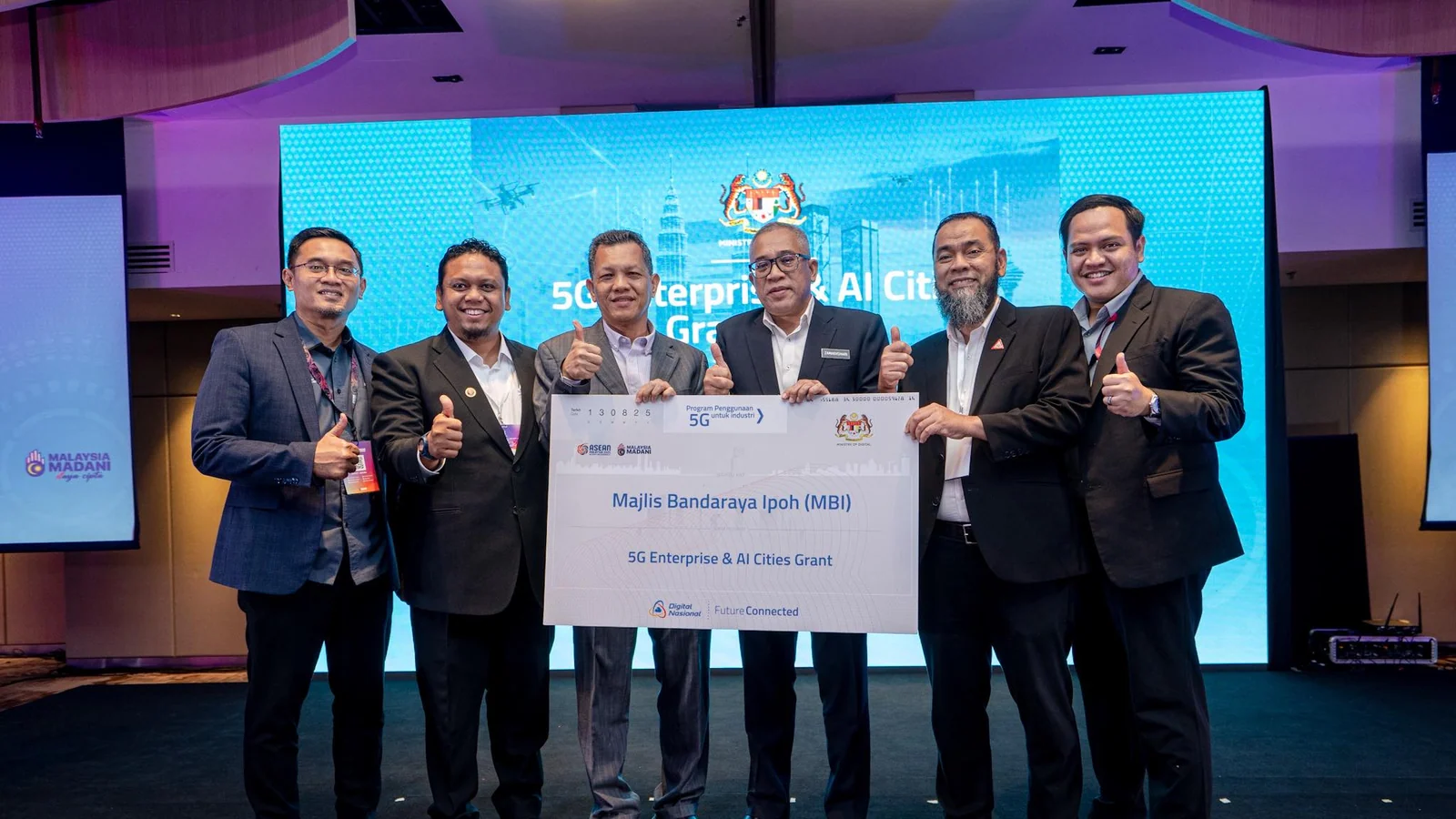 Ipoh City Council representatives receive a 5G and AI smart-city grant at the 2025 award ceremony
