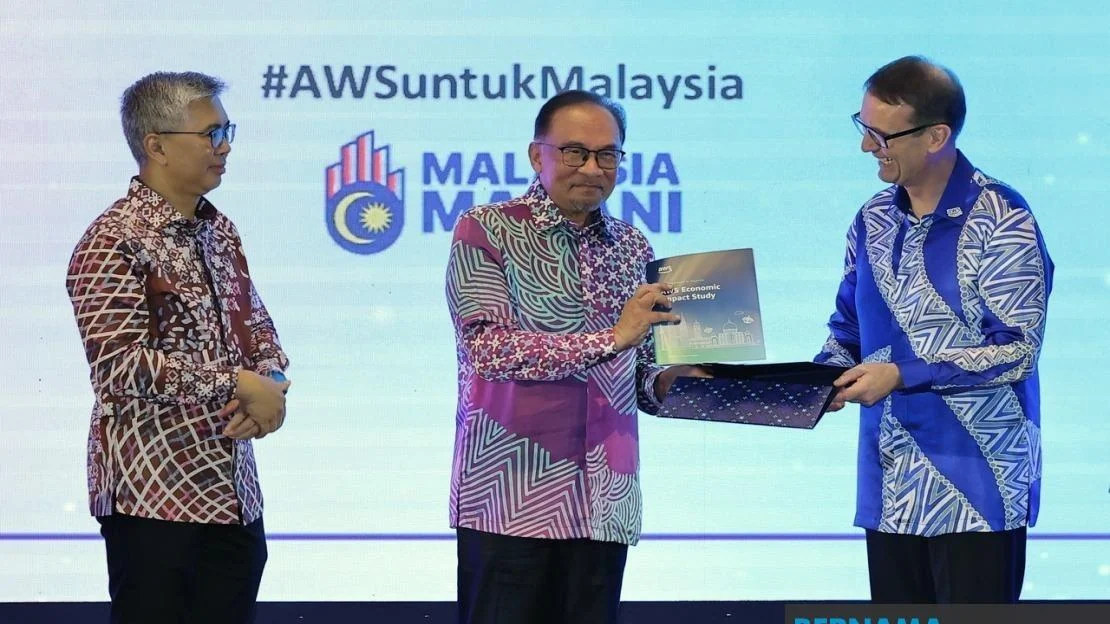 Prime Minister Anwar Ibrahim receives the AWS Malaysia economic impact study from AWS ASEAN managing director Jeff Johnson