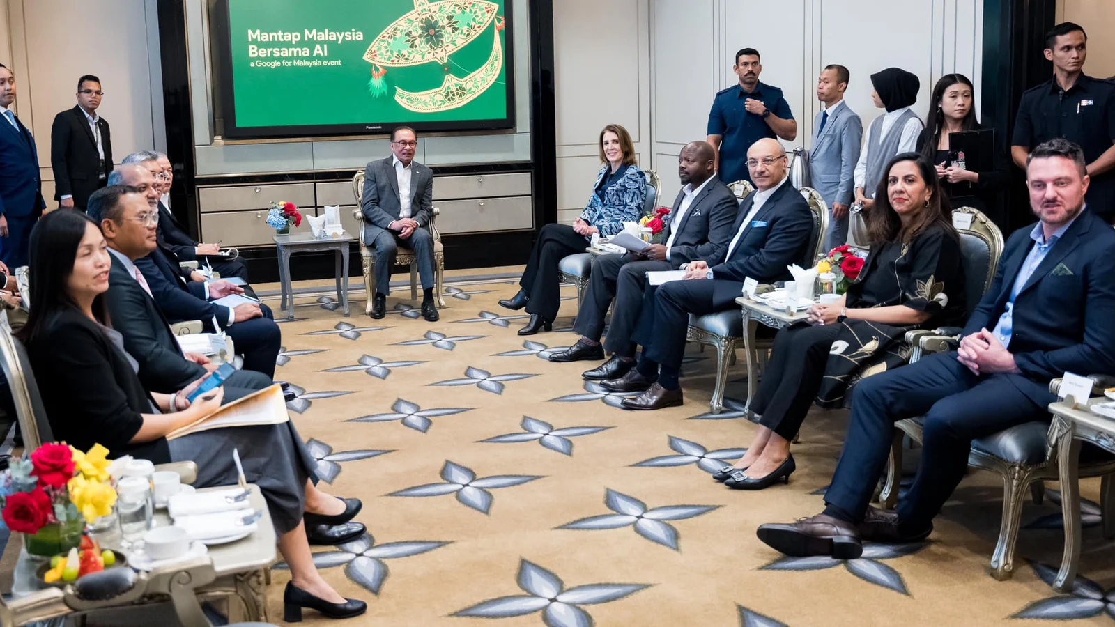 Prime Minister Anwar Ibrahim and Google leaders meet at the Mantap Malaysia Bersama AI event