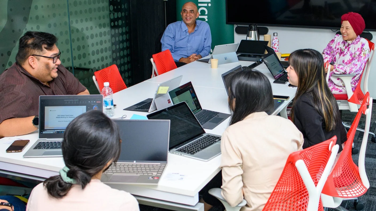 Microsoft Malaysia leaders and media participants discuss the 2023 Work Trend Index around a meeting table
