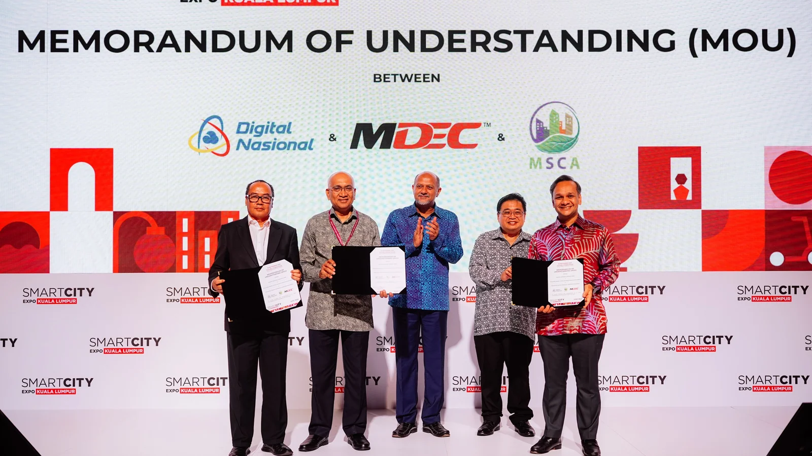 DNB, MDEC and MSCA representatives exchange an AI Cities framework memorandum at SCEKL25