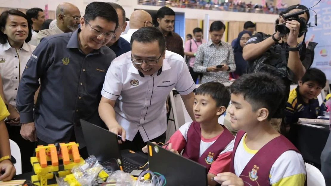 Science Minister Chang Lih Kang and officials watch school participants demonstrate a robotics project at Malaysia Techlympics