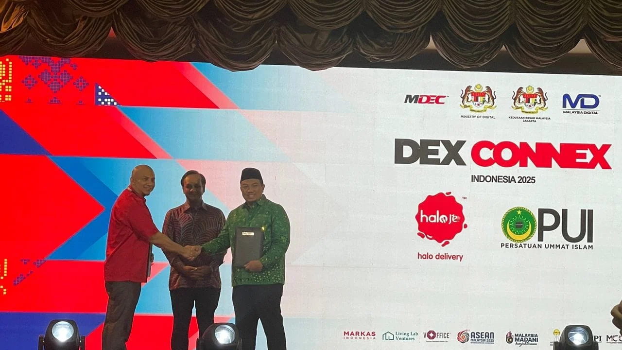 Haloje Delivery and PUI representatives exchange a partnership memorandum at DEX CONNEX Indonesia 2025