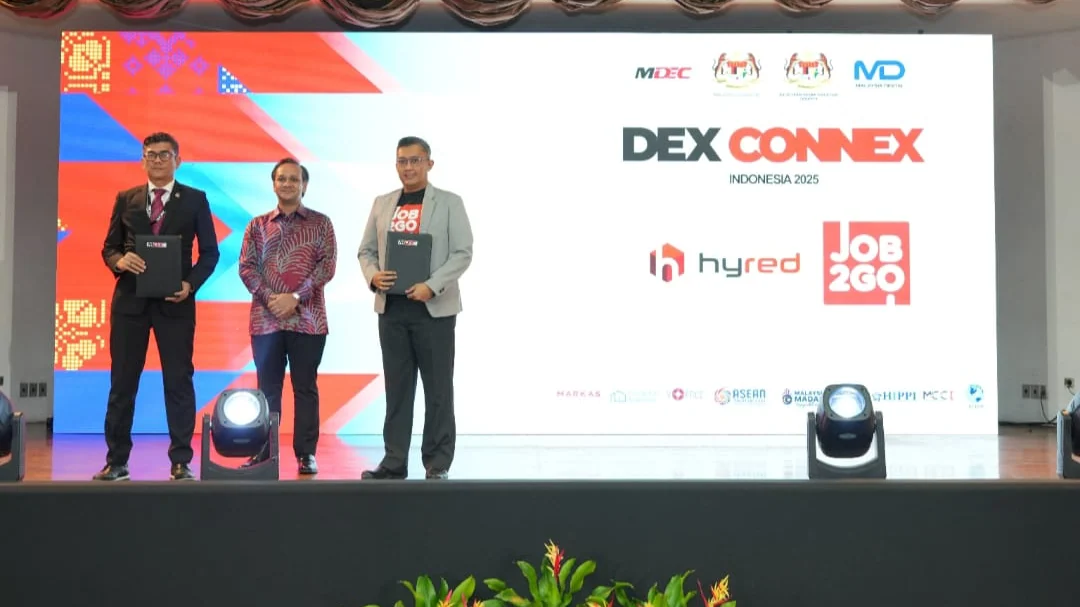 Hyred Malaysia and Job2Go Indonesia representatives exchange a workforce-technology memorandum at DEX CONNEX Indonesia 2025