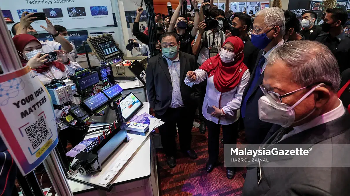 Malaysian leaders inspecting a technology prototype at Innovation Malaysia 2022