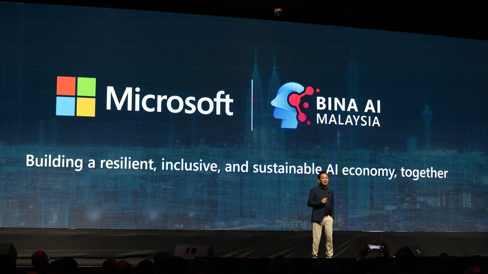 Laurence Si speaks at the Microsoft AI Tour in Kuala Lumpur