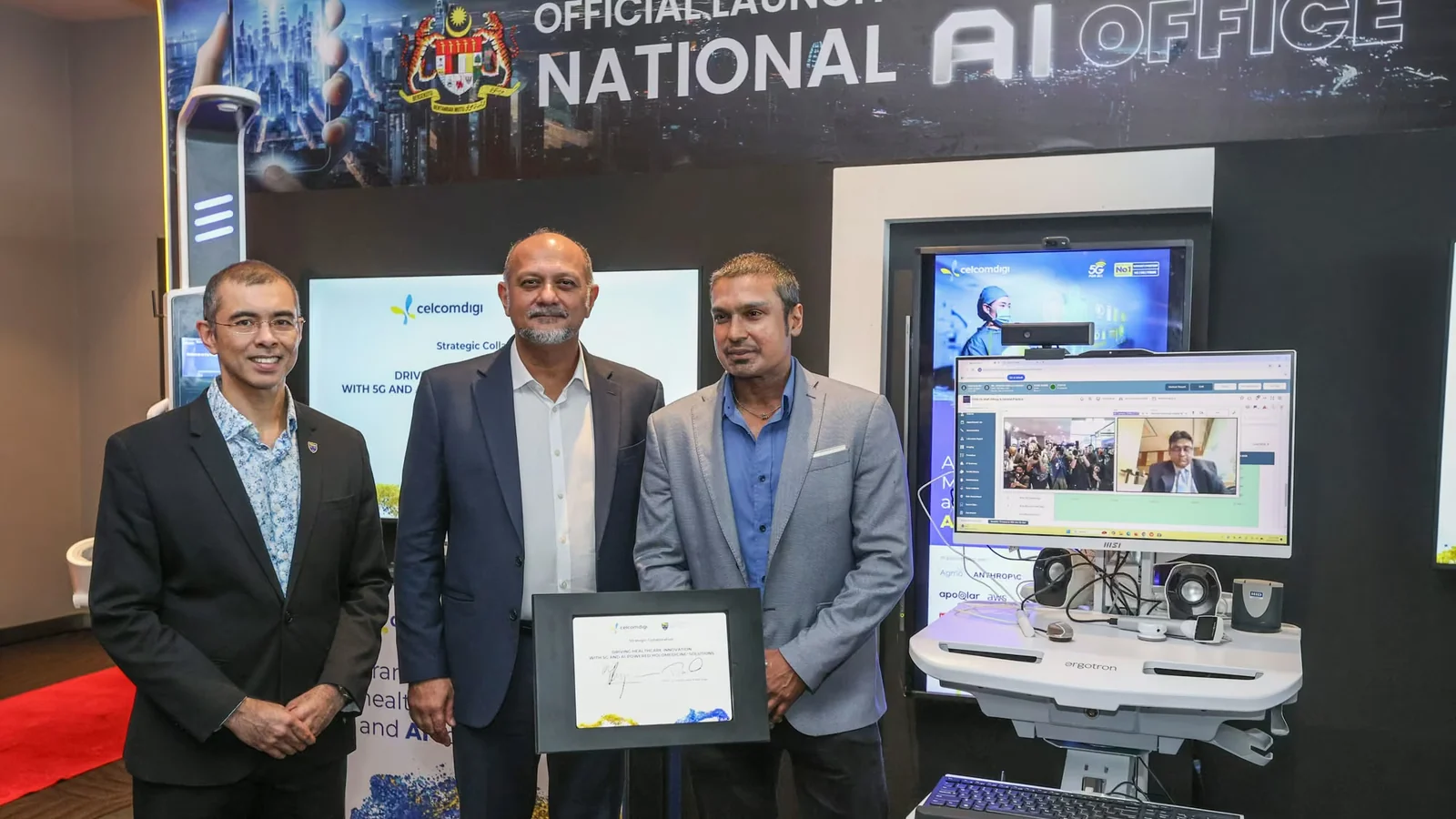 Universiti Malaya and CelcomDigi representatives with a HoloMedicine system in December 2024
