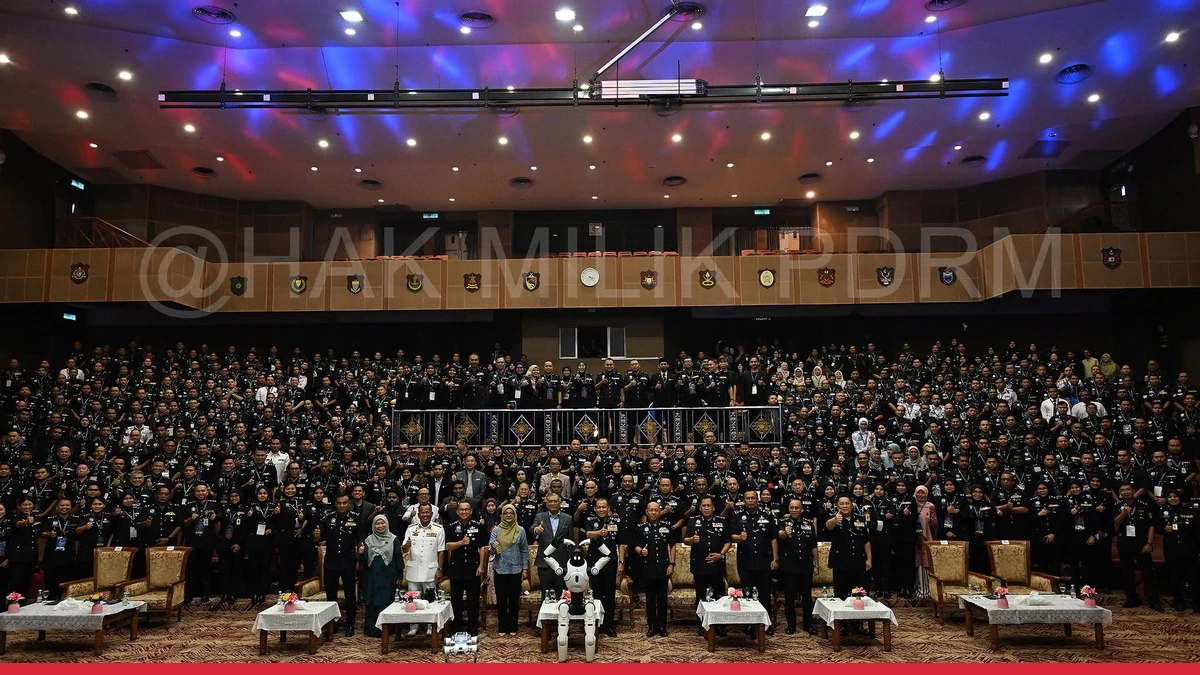 PDRM seminar participants with a robot dog and humanoid robot at the front of the hall