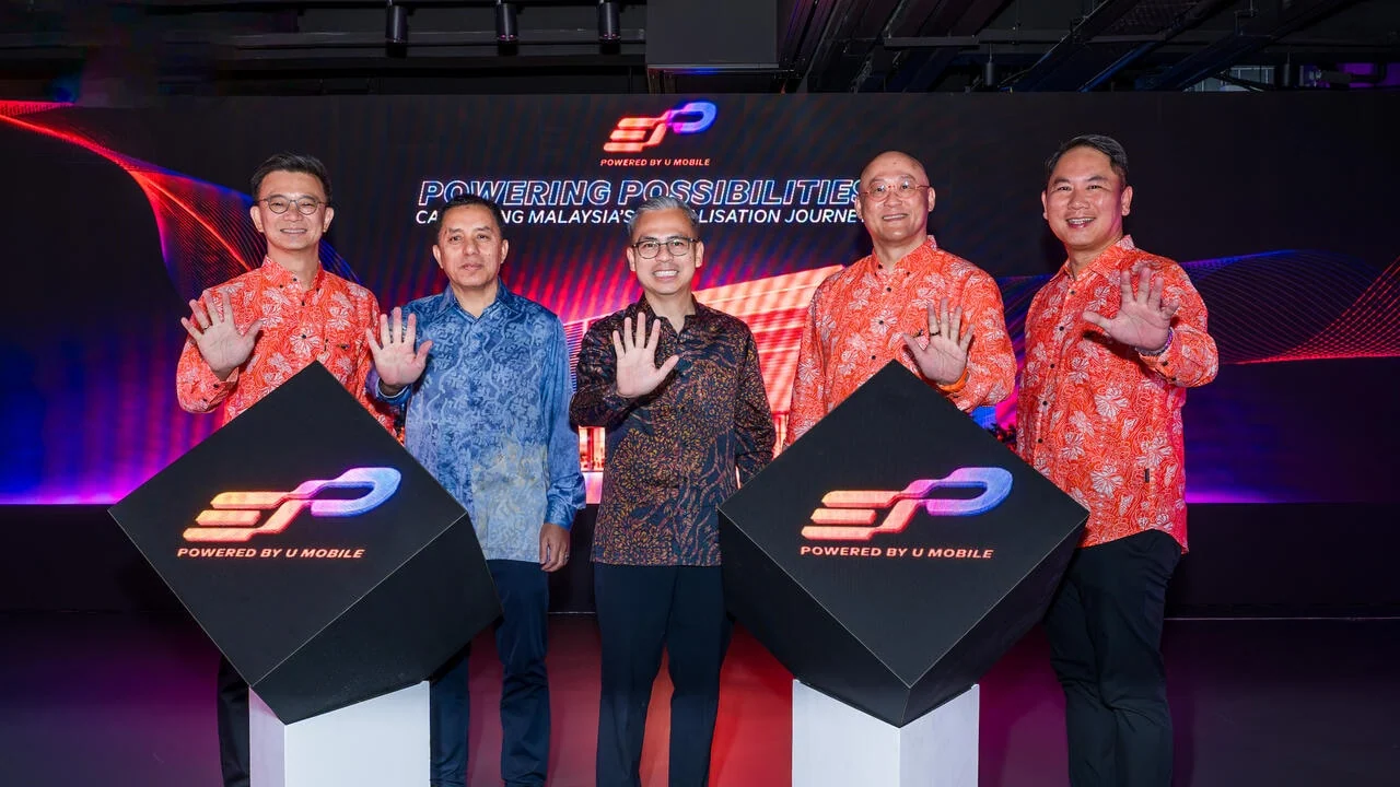 U Mobile executives and Communications Minister Fahmi Fadzil at the EIP Hub launch in Kuala Lumpur