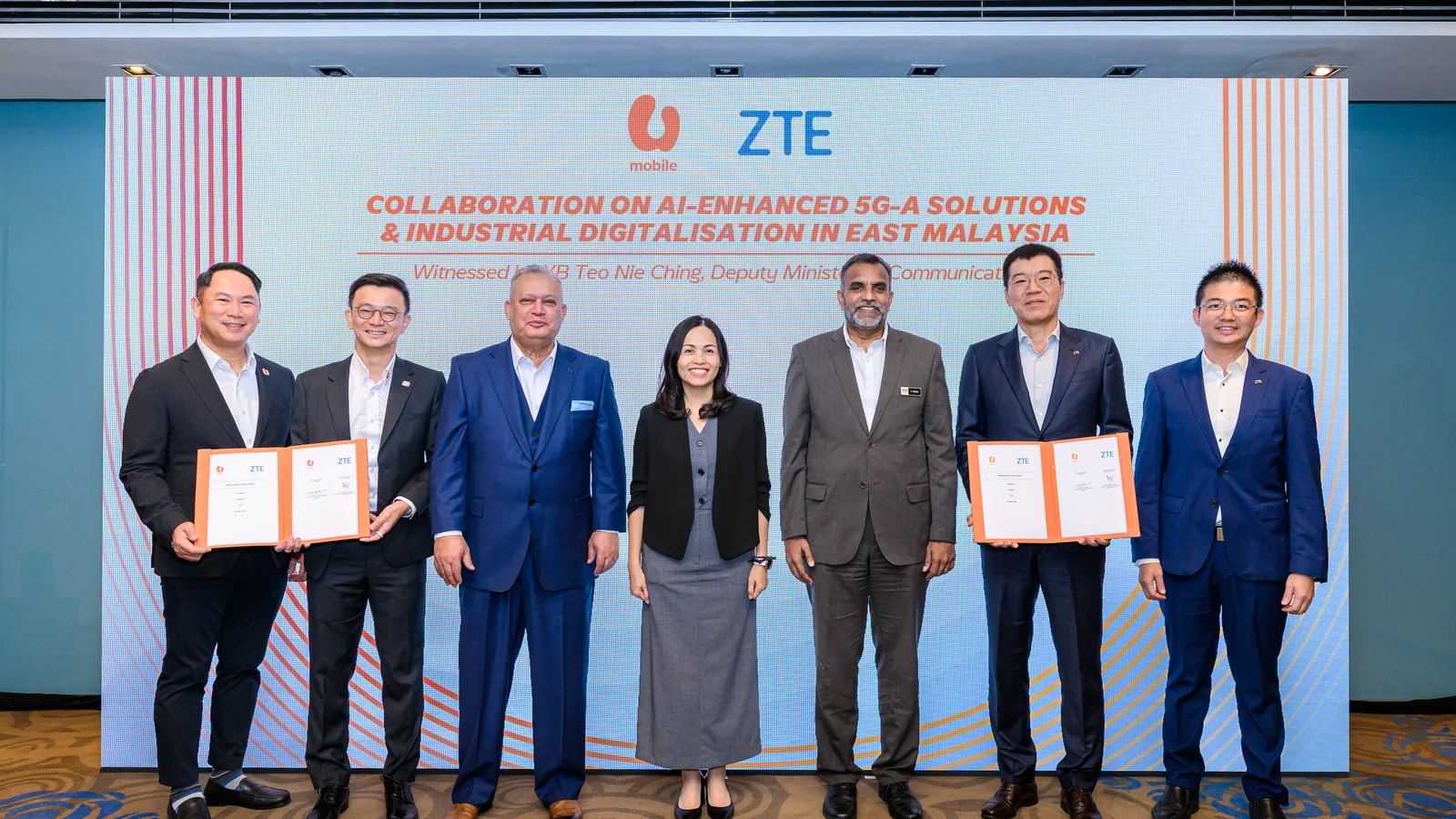U Mobile, ZTE and Malaysian government representatives at the 2025 East Malaysia 5G-A agreement signing