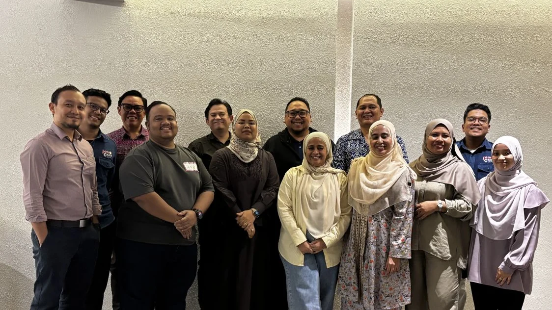 Participants and facilitators gather after UKM's AiYOH artificial intelligence literacy pilot