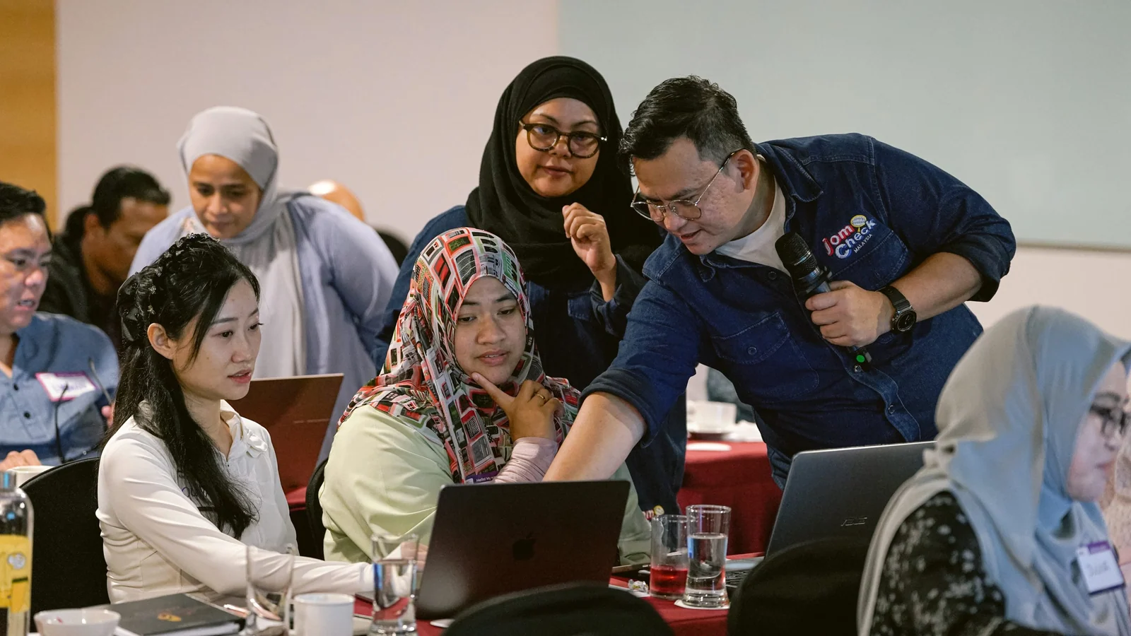Participants work on laptops during the later AiYOH workshop at ICOSH 2025