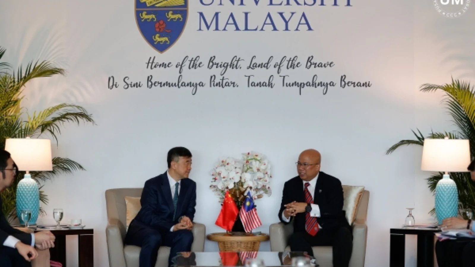 Tsinghua Vice President Yang Bin speaks with Universiti Malaya Vice-Chancellor Noor Azuan Abu Osman