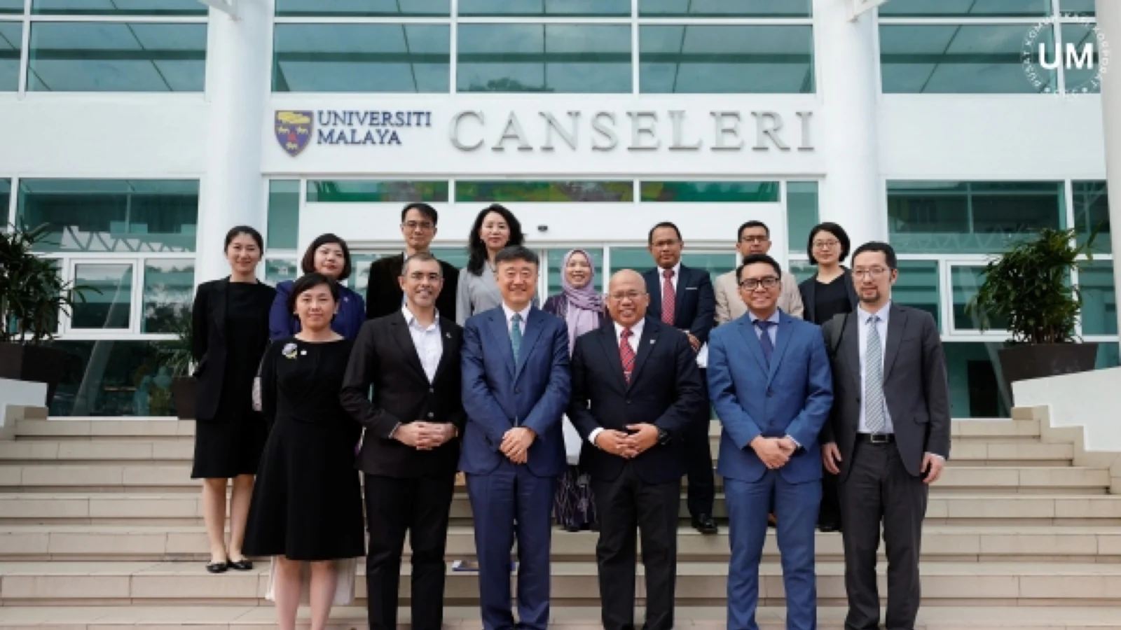 Universiti Malaya and Tsinghua University delegations outside the Universiti Malaya Chancellery