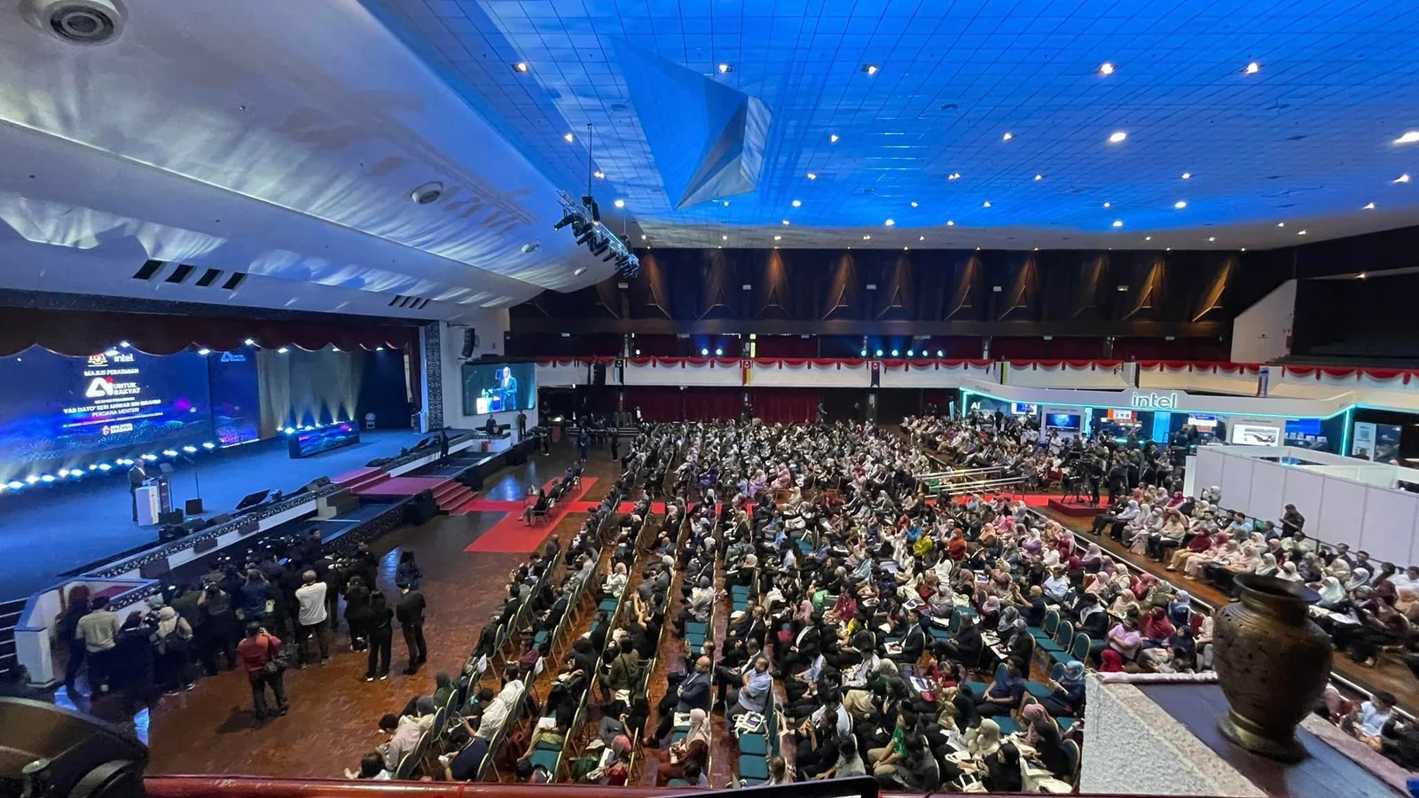 A large audience attends the AI for the People launch and technology showcase at UPM