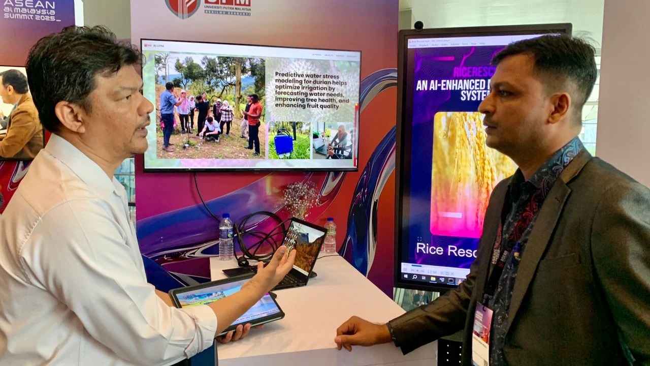 UPM researcher demonstrates agricultural AI projects at the ASEAN AI Malaysia Summit 2025