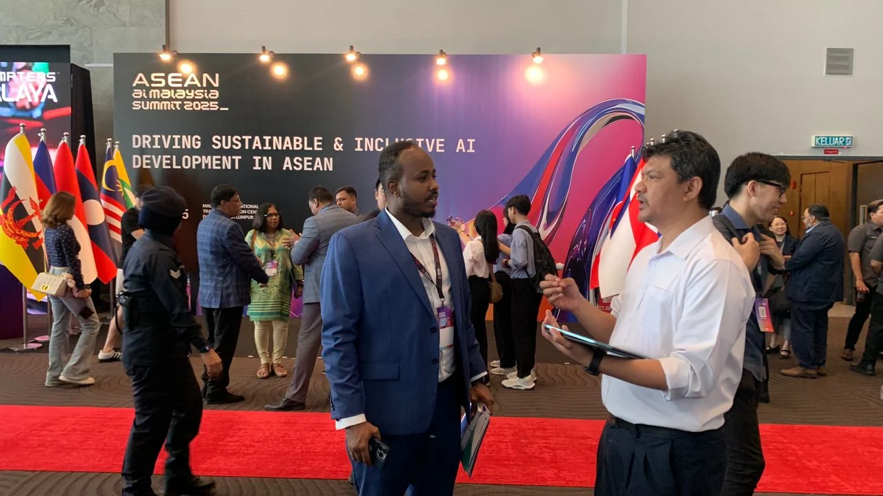 Researchers discuss applied AI projects on the ASEAN AI Malaysia Summit 2025 exhibition floor