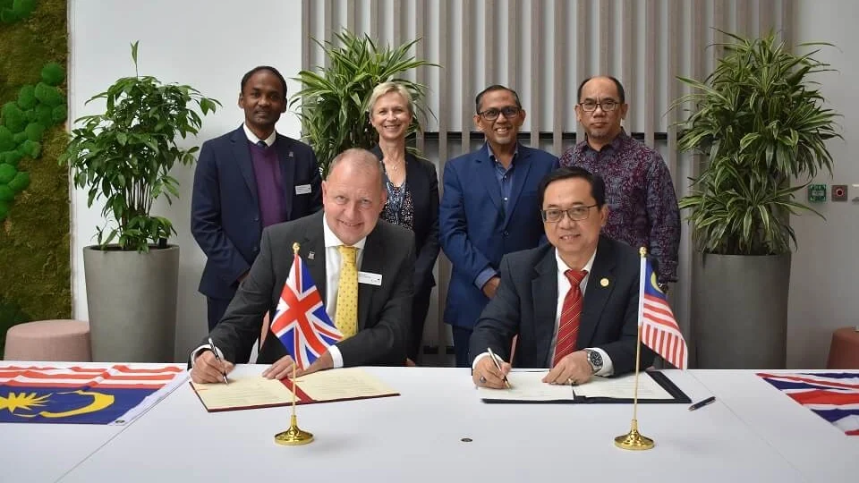 UTM and Keele University representatives sign the later memorandum of understanding at Keele