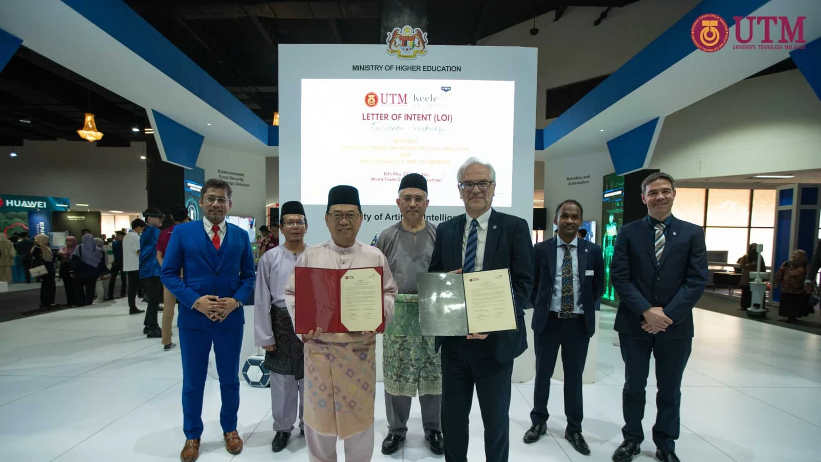 UTM and Keele University leaders display the signed Letter of Intent at the UTM AI faculty launch