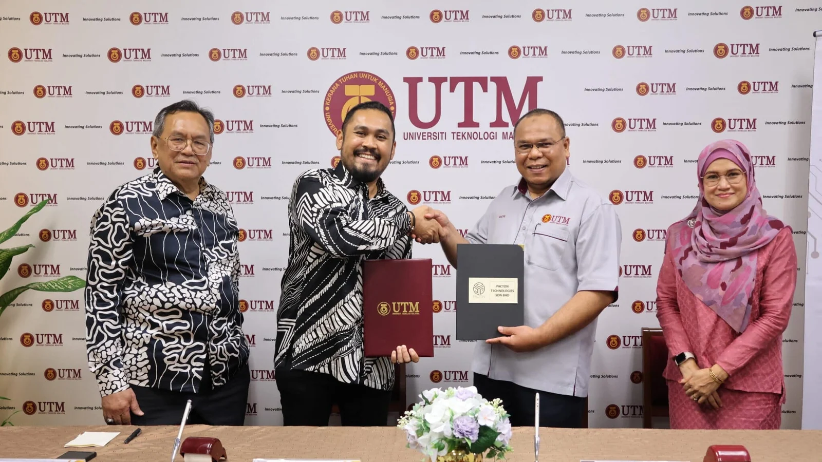 UTM and Pacton representatives exchange their artificial intelligence and IoT collaboration agreement